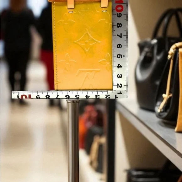 Vintage Louis Vuitton LV Crossbody Walker bag Yellow Vernis - Picture 5 of 12